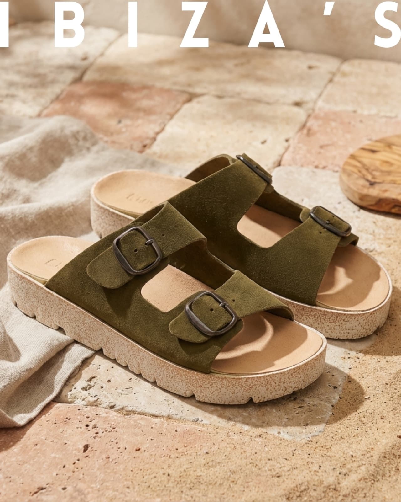 Sandalia artesanal de Ibiza's Heritage sobre suelo de barro mediterráneo